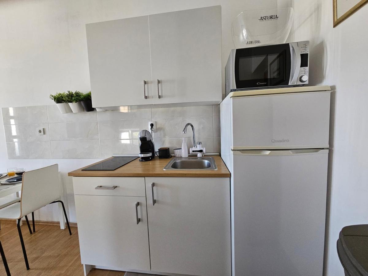 Studio Apartment Pegy Vir Ngoại thất bức ảnh