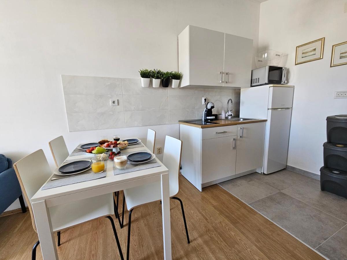 Studio Apartment Pegy Vir Ngoại thất bức ảnh