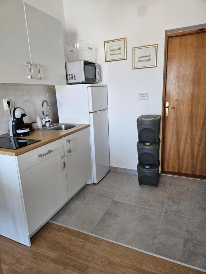 Studio Apartment Pegy Vir Ngoại thất bức ảnh