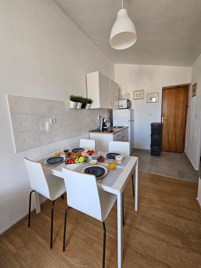 Studio Apartment Pegy Vir Ngoại thất bức ảnh