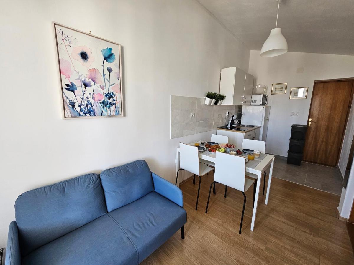 Studio Apartment Pegy Vir Ngoại thất bức ảnh