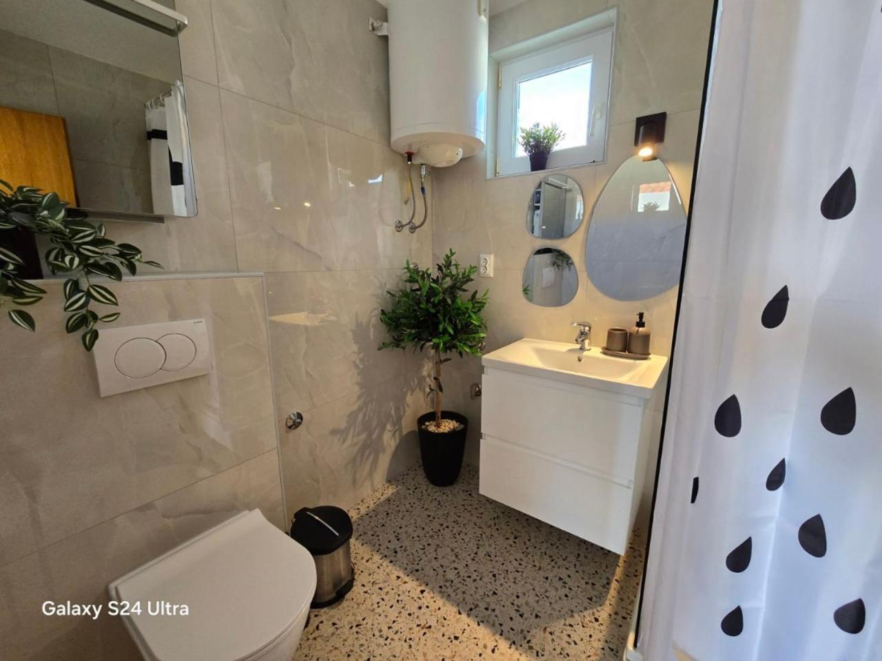 Studio Apartment Pegy Vir Ngoại thất bức ảnh