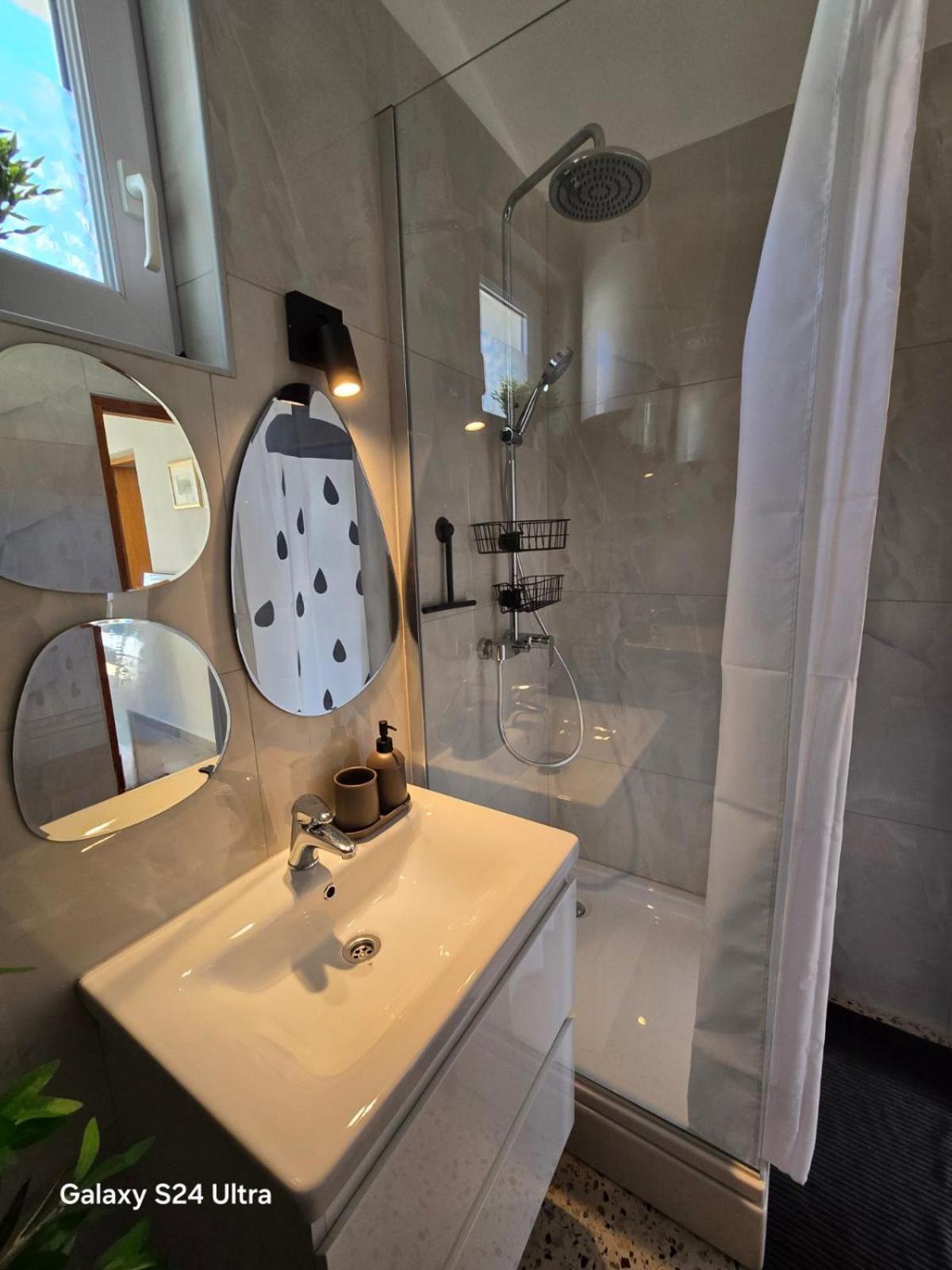 Studio Apartment Pegy Vir Ngoại thất bức ảnh